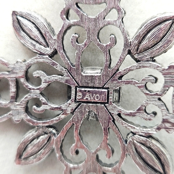 VINTAGE Avon Silver Tone Romanesque Jewel Tone Filigree Cross Pendant Necklace - Picture 5 of 7